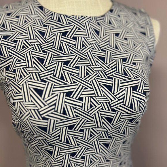 Diane Von Furstenberg beautiful women’s size 4 sleeveless navy and white dress. - Picture 3 of 10